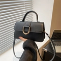 Bolso de mano minimalista en cuero negro mate con hebilla D dorada y asa elegante - Negro