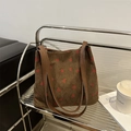 Sac fourre-tout en velours côtelé marron avec imprimé fraise et sangles en cuir - Marron