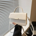 Borsa a tracolla minimalista in pelle bianca da donna con dettagli dorati e manico curvo - Bianco