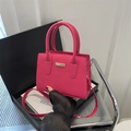 Sac à main rose rouge en similicuir crocodile avec plaque dorée et bandoulière - rose vif