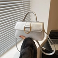 Bolso cuadrado plateado metalizado con hebilla en D dorada y un asa superior moderna - Plateado