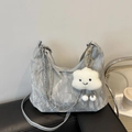 Silberne metallische Halbmond-Schultertasche mit süßem weißen Wolken-Plüschanhänger - Silber Mit Anhänger