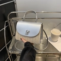 Handgewebte Strohtasche mit silberner Lederklappe und Metall-Drehverschluss für Damen - Silber