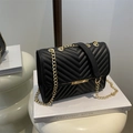 Klassische schwarze Umhängetasche mit Chevron-Steppung und goldener Kette für Damen - Schwarz