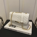 Elegante weiße Umhängetasche mit V-Steppung, goldener Metallkette und edlem Metallstreifen - Weiß