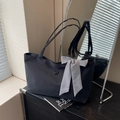 Bolso tote grande negro con una elegante decoración de lazo a cuadros en b/n - Negro