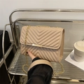 Borsa a tracolla beige trapuntata con cuciture a V e catena dorata elegante - Cachi