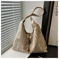 Detalle de bolso hobo plisado champán con colgante de ámbar y detalles trenzados - Caqui