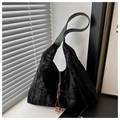 Detalle de bolso de hombro en jacquard negro con textura de bambú y cuenta de ámbar - Negro