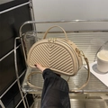 Beige gesteppte halbmondförmige Handtasche mit goldener Hardware und Schultergurt - Khaki
