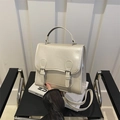 Schicker cremeweißer glänzender Mini-Rucksack mit Silberschnallen und Handgriff - Gebrochenes Weiß
