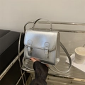 Mini-Rucksack in Silber-Optik aus Kunstleder mit Metalleffekt und Schnallendetail - Silber