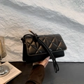 Schwarze gesteppte Leder-Schultertasche mit Knotendetail und goldenen Akzenten - Schwarz
