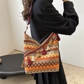 Sac bandoulière ethnique en tricot avec motifs géométriques et pompons colorés - Marron