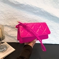 Sac bandoulière matelassé magenta chic avec une bandoulière nouée très tendance - Rose rouge