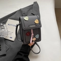 Retro grijze mini crossbodytas met kleurrijke hartjespatches en mode-elementen - Zwart