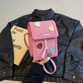 Roze geweven mini crossbodytas met kleurrijke hartaccenten en metalen hanger - Roze