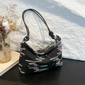 Schwarze Canvas-Beuteltasche mit buntem Wellenmuster und Schleifendetails - Schwarz