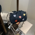 Mini-Beuteltasche aus blauem Denim mit bunten Herz-Patches und Kettenriemen - Denim / Blau