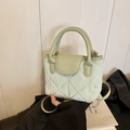 Bolso bandolera acolchado verde menta con asa superior y texto de moda grabado - Verde