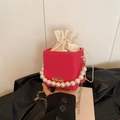 Fuchsia quadratische Beuteltasche mit Faltenstruktur, Perlen-Griff und Goldkette - Rosa