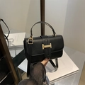 Borsa a mano minimalista in pelle nera con chiusura a H dorata e tracolla regolabile - Nero