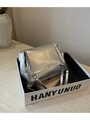Minimalistische silberne Schultertasche mit Glanzstruktur und Kettenriemen - Silber