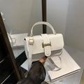 Elegante borsa a tracolla bianca quadrata con dettagli dorati e manico superiore - Bianco