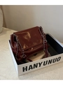 Minimalistische weinrote Achseltasche mit Glanzfinish und Silberkette in weißer Box - Burgunderrot