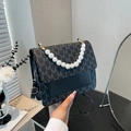 Elegante borsa squadrata nera con monogramma, grande manico di perle bianche e dettagli dorati - Nero