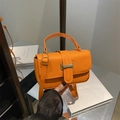Borsa quadrata moderna arancione brillante con fibbia dorata e tracolla in pelle - Arancione