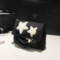 Borsa a tracolla in nylon nero con stelle in peluche crema e tracolla regolabile - Nero