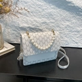 Borsa vintage bianca con manico di perle e motivo jacquard grigio a lettere M - Bianco