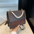 Borsa a tracolla marrone vintage con monogramma M e manico in perle raffinato - Marrone
