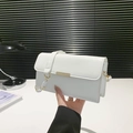 Bolso de hombro blanco minimalista con ribete metálico dorado y detalle cadena - Blanco