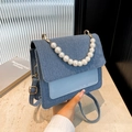 Borsa in denim azzurro con manico a catena di grandi perle e dettagli dorati - Blu
