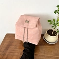 Mini borsa a secchiello rosa opaco in pelle scamosciata con farfalla e catena - Rosa