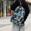 Mochila con estampado de graffiti y letras coloridas de gran capacidad estilo urbano - Negro