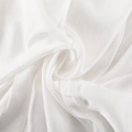 Gros plan sur le tissu en mousseline blanche montrant la texture fine et les coutures nettes - S / Blanc
