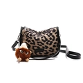 Borsa a sella retrò con stampa leopardata, finiture in pelle nera e ciondolo peluche - Borsa / Leopardo Cachi