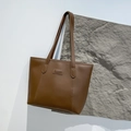 Bolso tote minimalista de cuero marrón con correas largas y etiqueta de moda grabada - Marrón
