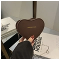 Détail du mini sac en forme de cœur en cuir marron foncé avec bandoulière chaîne - Marron