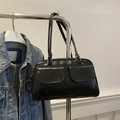 Borsa a spalla nera minimalista in ecopelle con doppie tasche frontali e dettagli argento - Nero