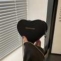 Piccola borsa a cuore nera chic con scritte dorate e tracolla a catena argento - Nero