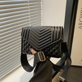 Minimalistische zwarte gewatteerde crossbodytas met V-textuur en brede schouderband - Zwart