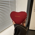 Borsa a tracolla rossa a forma di cuore in pelle con scritte oro e catena metallica - Rosso