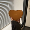 Mini borsa a cuore color caramello con catena metallica e scritte dorate - Marrone