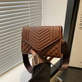 Chocoladebruine gewatteerde crossbodytas met brede nylon riem en elegante klep - Bruin
