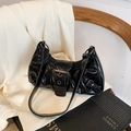 Bolso de hombro baguette en cuero negro brillante con hebilla metálica estilo Y2K - Negro