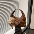 Borsa leopardata in ecopelliccia con ciondolo a gatto e manico regolabile - Leopardo Marrone Con Ciondolo / Marrone